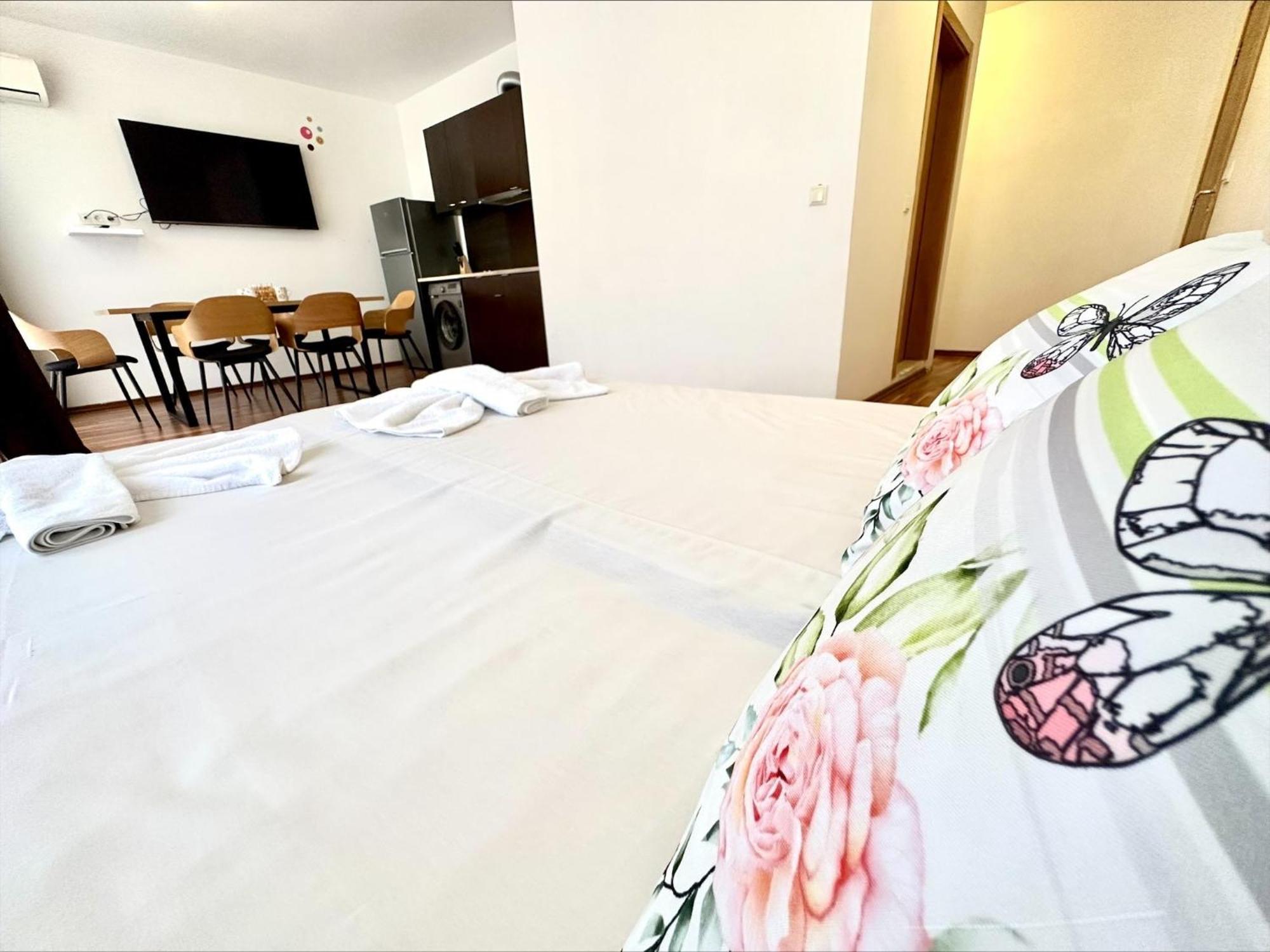 Sunny View Central - Menada Apartments Sunny Beach Room photo